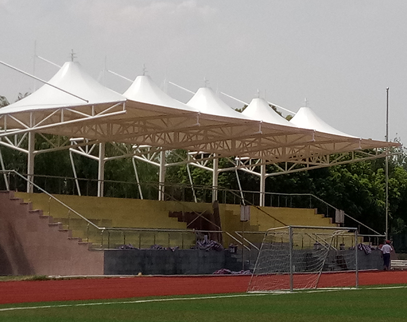 學(xué)校體育場(chǎng)看臺(tái)在吊裝膜結(jié)構(gòu)膜面時(shí)需要注意哪些事項(xiàng)？