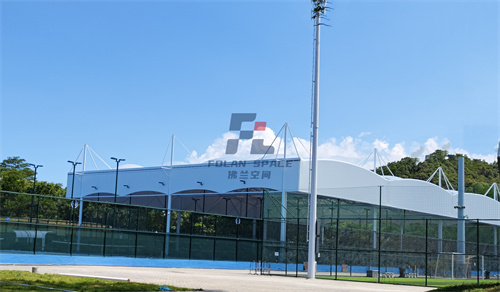 膜結(jié)構(gòu)球場(chǎng)蓋頂?shù)钠叽髢?yōu)勢(shì)，讓運(yùn)動(dòng)更暢快、更安心