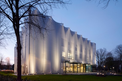 外墻會(huì)“飄動(dòng)”？ 德國(guó)這座混凝土立方體，被一層銀色PTFE網(wǎng)格膜徹底激活